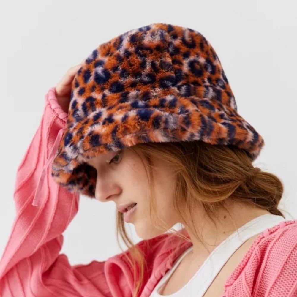 NWT UO Knox Printed Faux Fur Bucket Hat